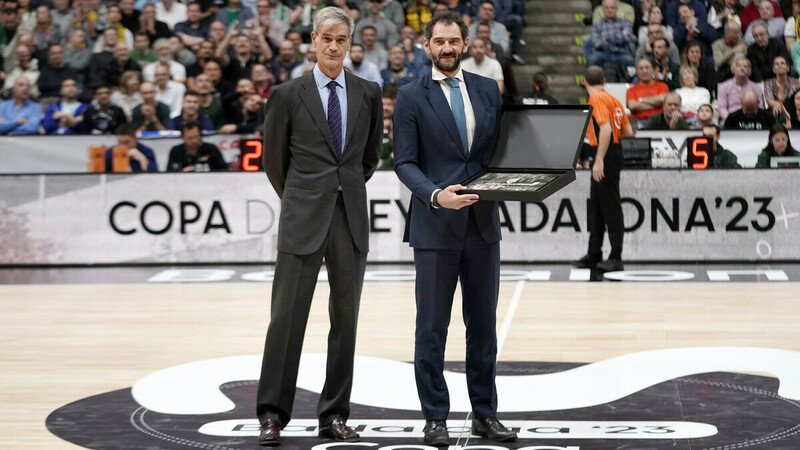 La acb homenajea a la FEB por su centenario