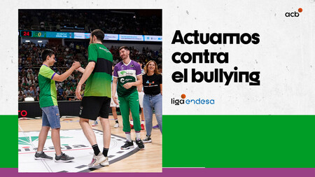 Juanjo realiza el salto de honor del Unicaja - Joventut