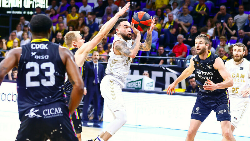 UCAM Murcia amarga la exhibición de Marcelinho Huertas (109-111)