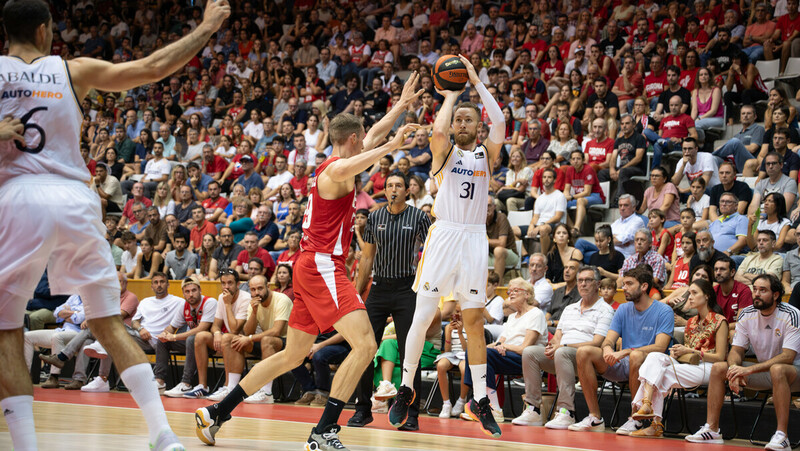 El Real Madrid vuela en Girona y se queda solo en cabeza (74-93)