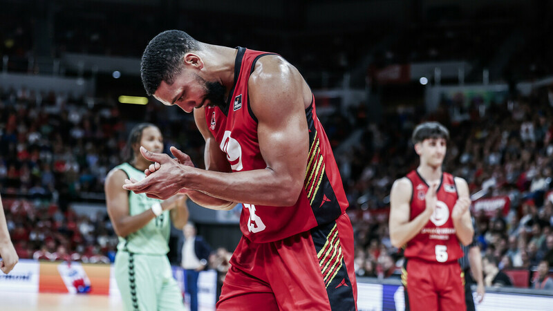 Remontada maña con una recta final sublime y un Smith heroico (77-63)