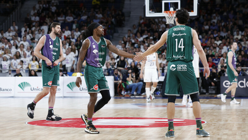 Un épico Unicaja remonta 21 puntos y corta la racha madridista (93-99)