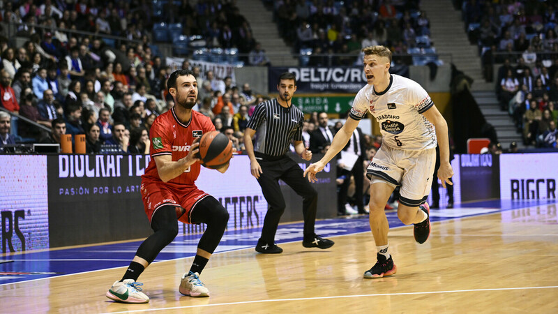 Un Costa superlativo lidera el estreno a domicilio nazarí (77-94)