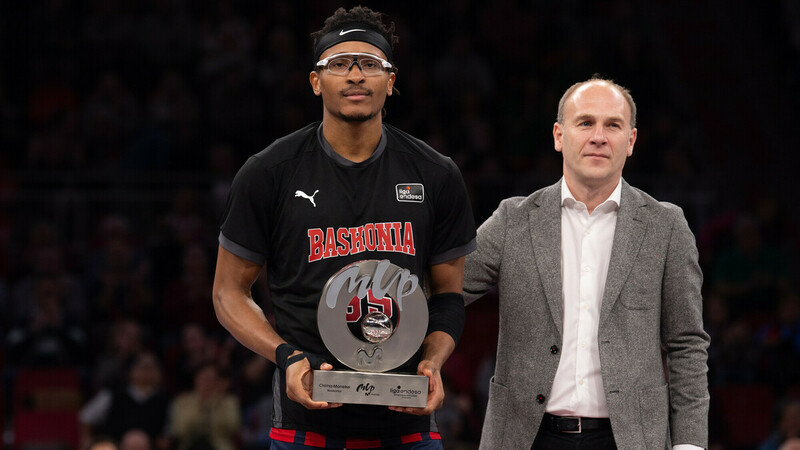 Chima Moneke recibe su trofeo como MVP Movistar de diciembre