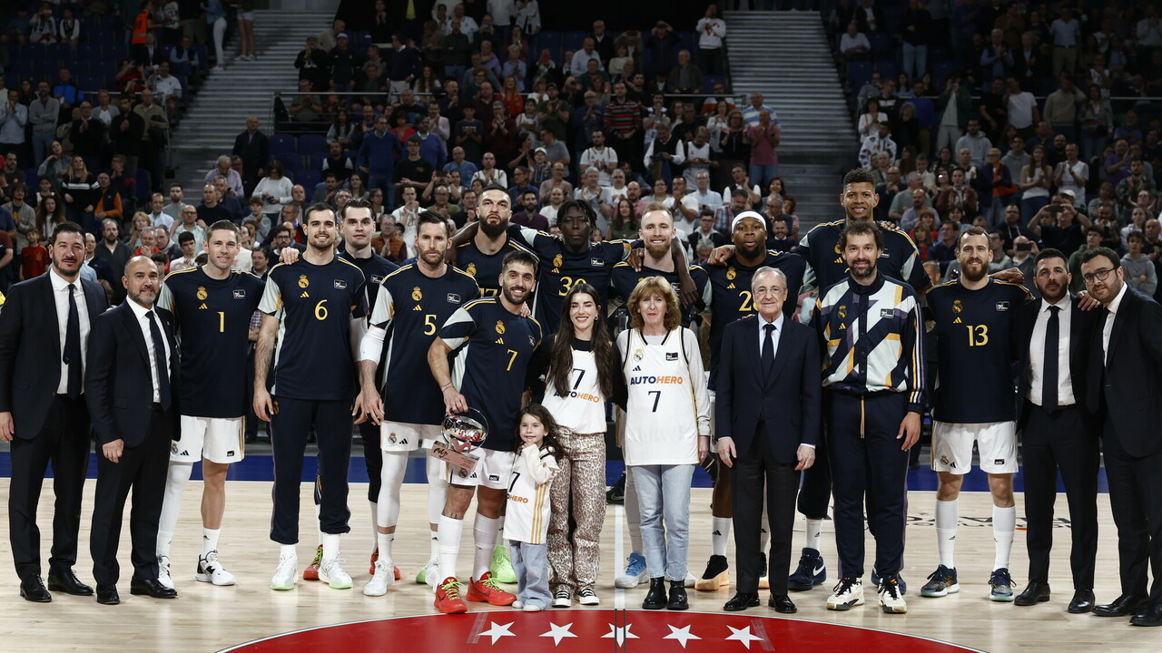 Facu Campazzo recibe el trofeo de MVP Movistar