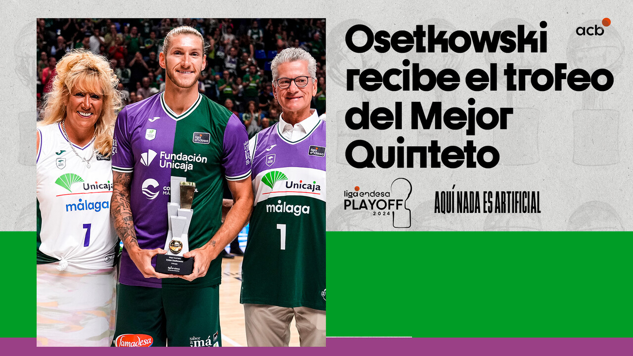 Osetkowski recoge su premio como integrante al Mejor Quinteto