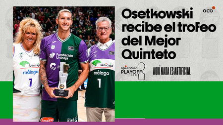 Osetkowski recoge su premio como integrante al Mejor Quinteto