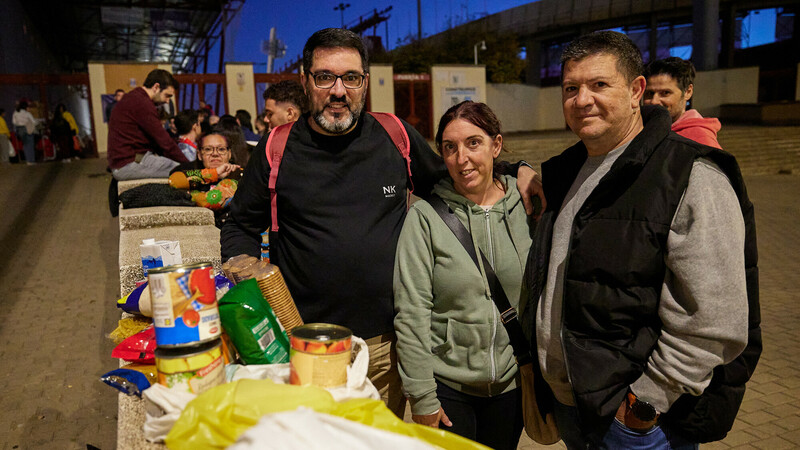 El Coviran Granada ha organizado una recogida solidaria de alimentos