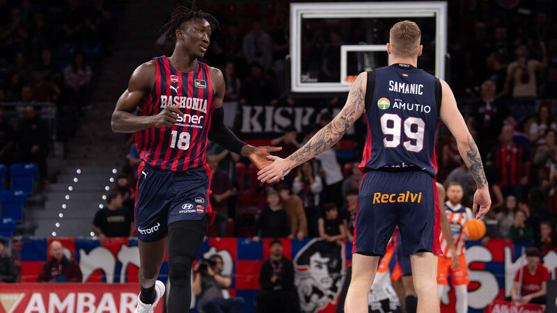 Baskonia se agarra a la Copa con un zarandeo al Coruña (114-66)