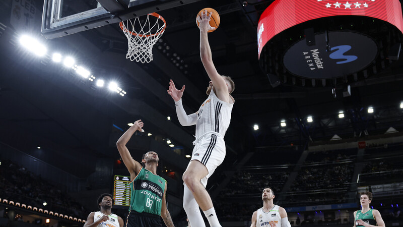 El Real Madrid se enciende a tiempo para conservar el liderato (86-73)