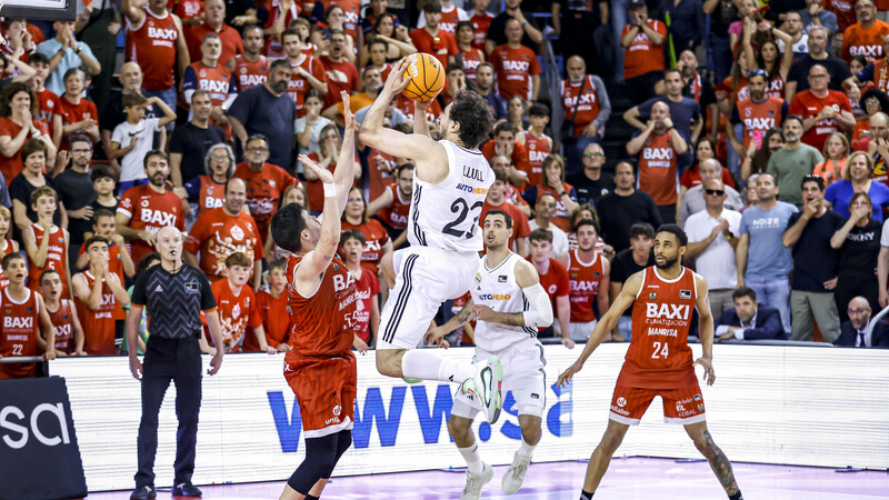 Sergio Llull da la victoria al Real Madrid en el último segundo (65-67)