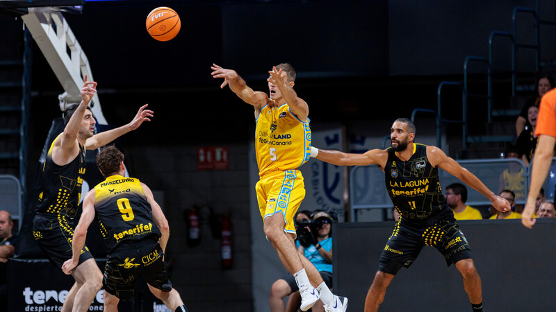 Triunfo amarillo en el 2º y la Copa Canarias, aurinegra (85-86)