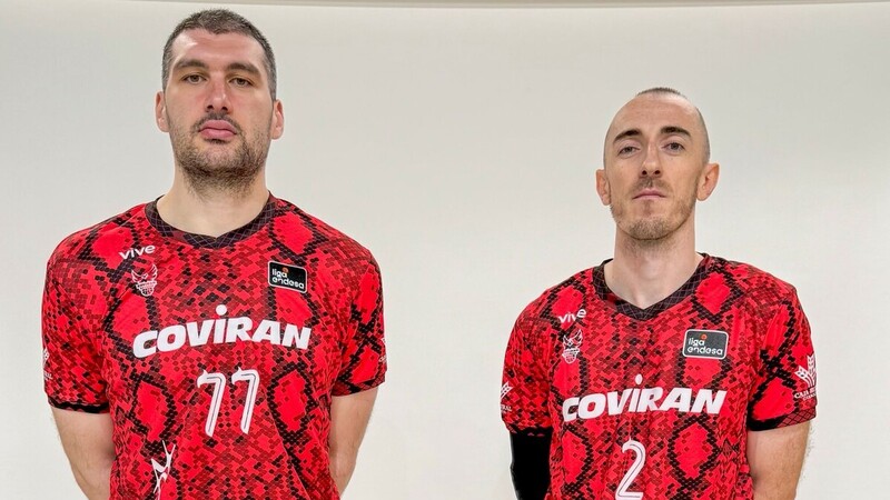 Saiko protagoniza la equipación roja del Coviran Granada