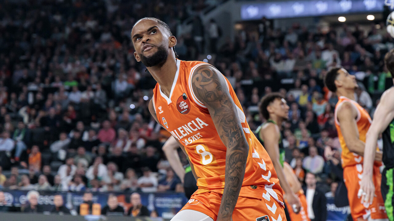 Un tridente estelar sella el pasaporte taronja hasta semis