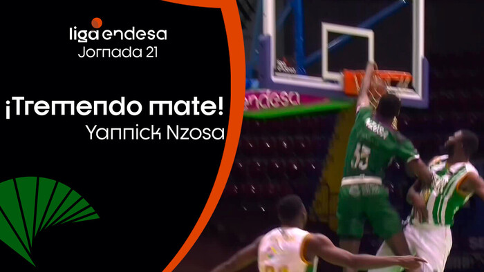 Yannick Nzosa se hace gigante: ¡machaca a una mano!