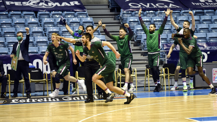 El Unicaja conquista Santiago sobre la bocina (83-85)