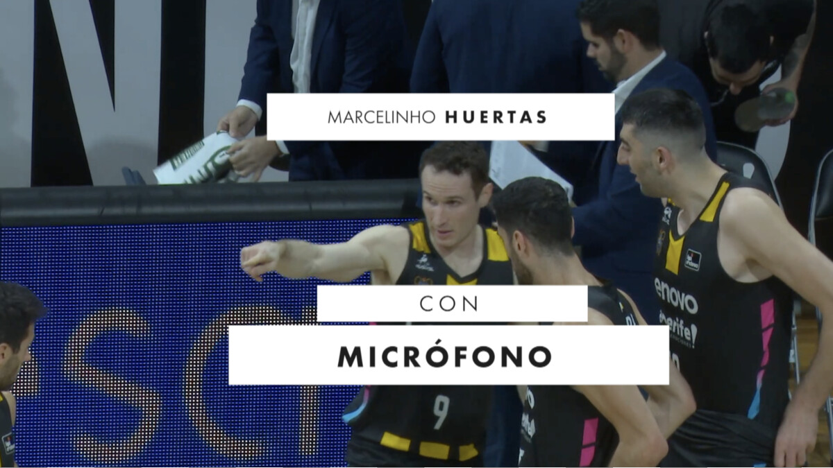 Marcelinho Huertas con micrófono