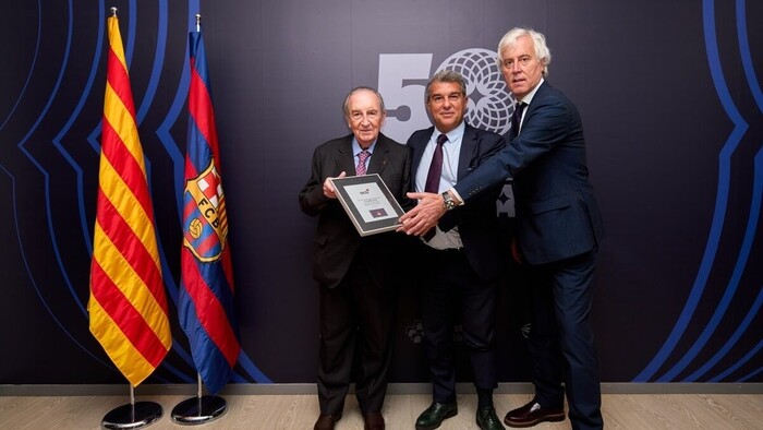 La acb entrega una placa conmemorativa por los 50 años del Palau