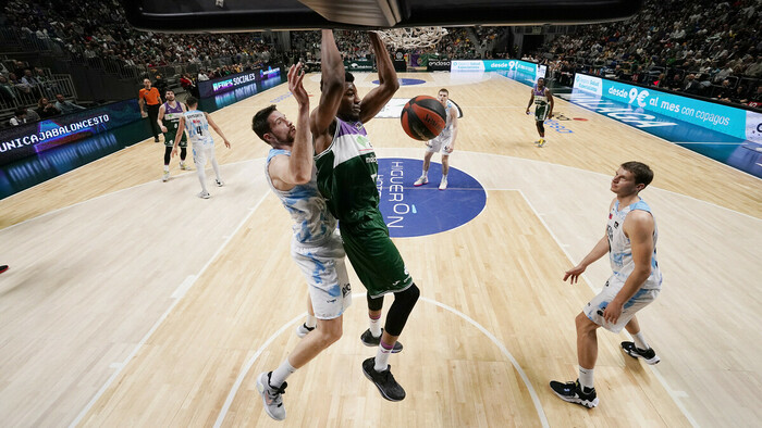 El Unicaja reserva billete a Badalona en su actuación más coral (100-66)