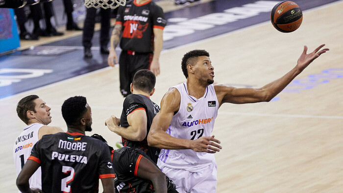 Tavares y Musa visten al Real Madrid de cabeza de serie en Copa (62-82)