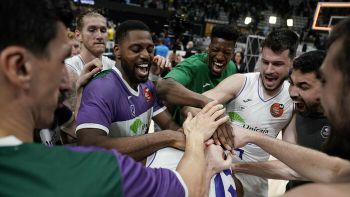 Brizuela y Perry lideran la hazaña de Unicaja contra el campeón (87-89)