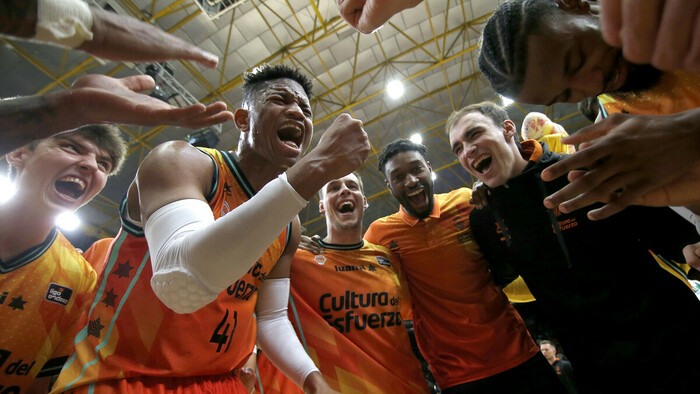 Un gran tercer cuarto lleva hasta la victoria al Valencia Basket (77-72)