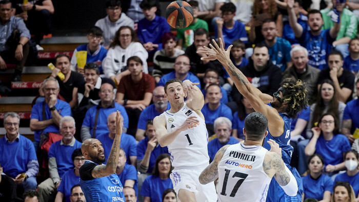 Fabien Causeur entra en el Top10 de triplistas históricos del Real Madrid