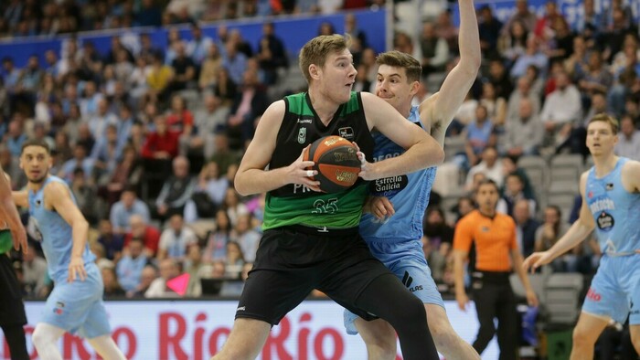 Un segundo cuarto exultante aúpa a la Penya en Lugo (65-85)