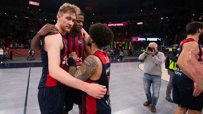 El Cazoo Baskonia vence y se coloca como líder en solitario (107-92)