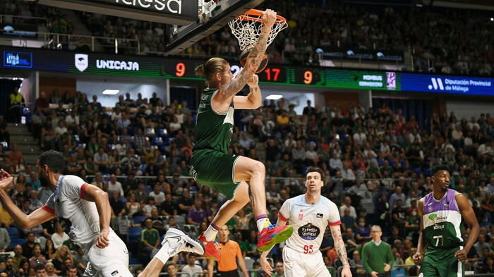 El Unicaja sigue de dulce y puede con la resistencia obradoirista (99-89)